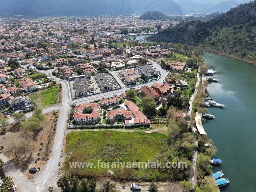 2600 M² Großes Grundstück In Dalyan Gülpınar, Direkt Am Kanal Gelegen, Mit 20% Tourismuszonierung Zu Verkaufen.
