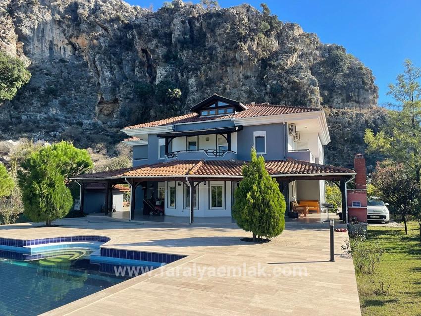 Dalyan Gülpınar'da 6000m2 Arsa İçerisinde 4+2 Satılık Villa