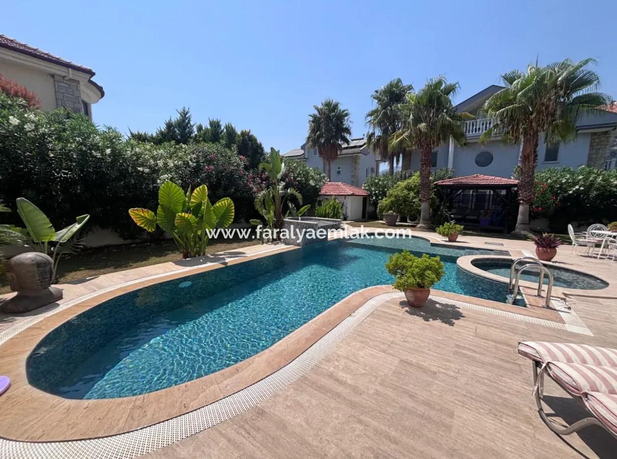 Dalyan Maraş'da Köşebaşında 980M2 Arsa İçin'de 5+1 Satılık Villa